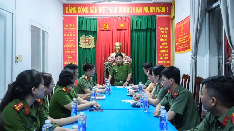 Lãnh đạo Công an Cần Thơ kiểm tra trực sẵn sáng chiến đấu tại phường Tân An.