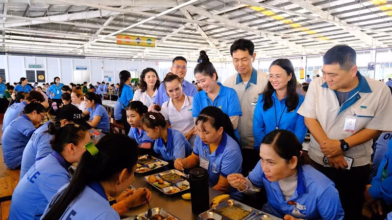 Liên đoàn Lao động thành phố Cần Thơ khảo sát bữa ăn ca của công nhân tại doanh nghiệp có vốn đầu tư nước ngoài.