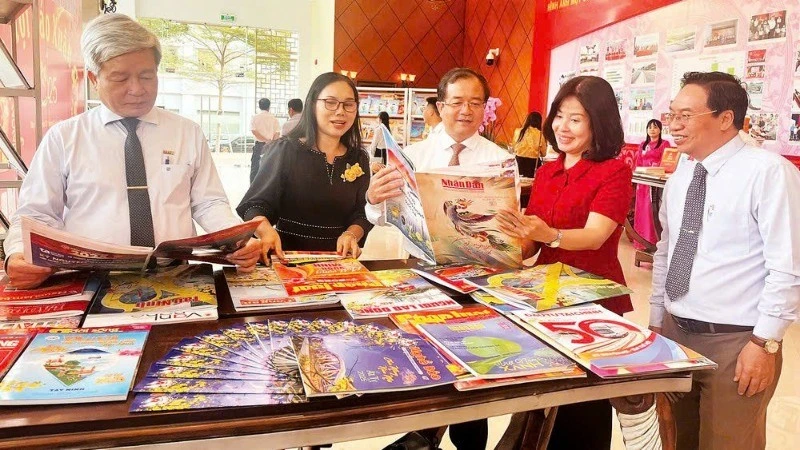 Đồng chí Nguyễn Hồng Thanh, Phó Chủ tịch Ủy ban nhân dân tỉnh Tây Ninh và Trưởng ban Tuyên giáo và Dân vận Tỉnh ủy Tây Ninh Nguyễn Thị Xuân Hương tham quan gian trưng bày báo Xuân Ất Tỵ 2025