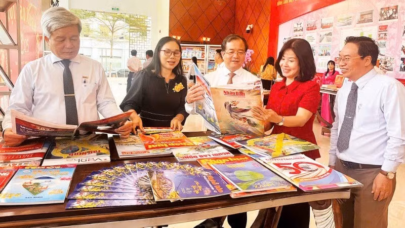 Đồng chí Nguyễn Hồng Thanh, Phó Chủ tịch Ủy ban nhân dân tỉnh Tây Ninh và Trưởng ban Tuyên giáo và Dân vận Tỉnh ủy Tây Ninh Nguyễn Thị Xuân Hương tham quan gian trưng bày báo Xuân Ất Tỵ 2025