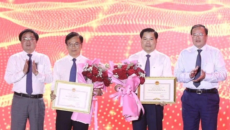 Bí thư Tỉnh ủy Tây Ninh Nguyễn Văn Quyết (trái) và Chủ tịch Ủy ban nhân dân tỉnh Lê Văn Hẳn (phải) tri ân nhà tài trợ