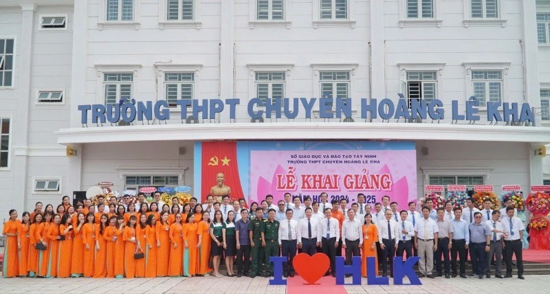 Cán bộ giáo viên Trường Trung học phổ thông chuyên Hoàng Lê Kha khai giảng năm học mới