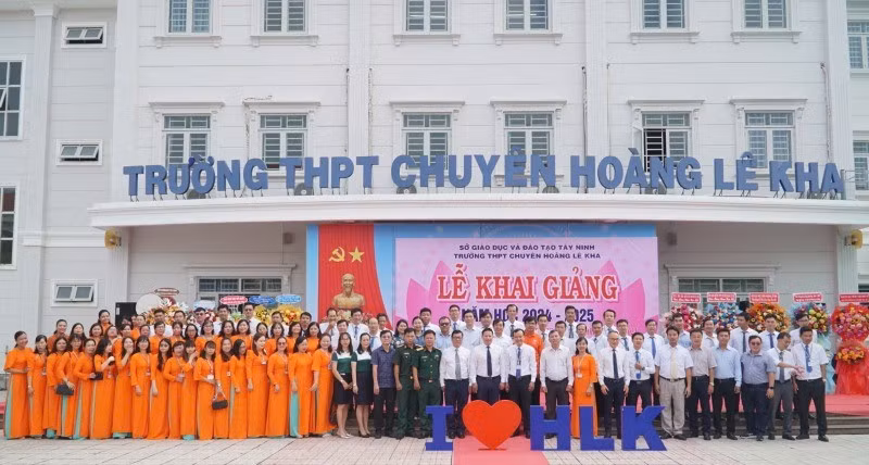 Cán bộ giáo viên Trường Trung học phổ thông chuyên Hoàng Lê Kha khai giảng năm học mới