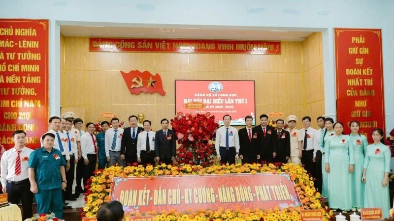 Long Hựu “Đoàn kết-Dân chủ-Kỷ cương-Năng động-Phát triển”,