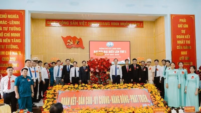 Long Hựu “Đoàn kết-Dân chủ-Kỷ cương-Năng động-Phát triển”,