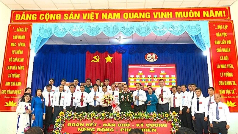 “Đoàn kết-Dân chủ-Kỷ cương-Năng động-Phát triển”, thể hiện quyết tâm chính trị cao của toàn Đảng bộ, chính quyền và Nhân dân trong xây dựng xã biên giới Khánh Hưng ngày càng hiện đại, văn minh, giàu đẹp.