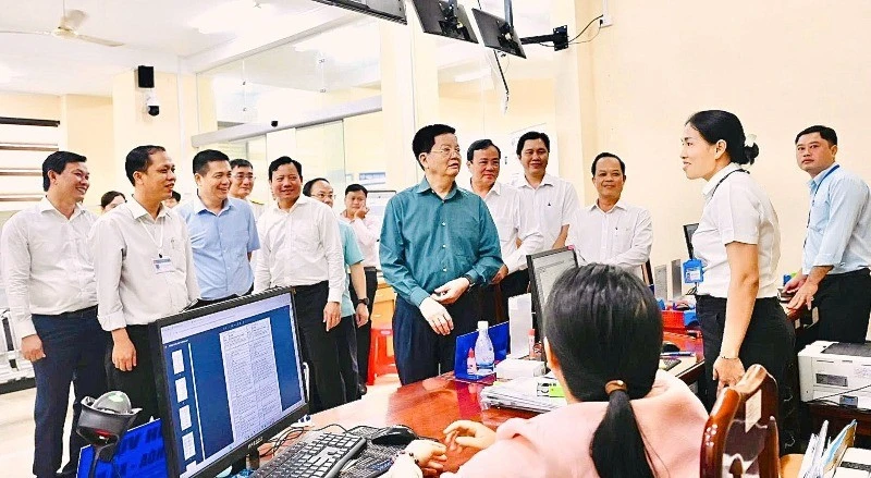 Phó Thủ tướng Chính phủ Mai Văn Chính và lãnh đạo tỉnh Tây Ninh đi kiểm tra công tác cải cách hành chính tại Trung tâm hành chính công xã Mỹ Yên