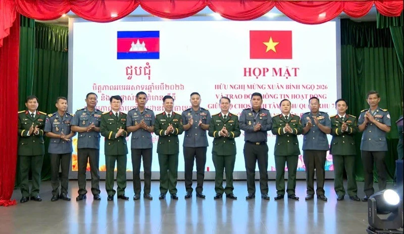 Họp mặt hữu nghị mừng Xuân Bính Ngọ 2026 giữa Bộ Chỉ huy Quân sự tỉnh (Quân khu 7) với các đơn vị Quân đội Hoàng gia Campuchia.