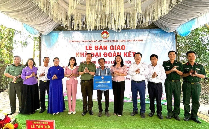 Thượng tướng Lê Tấn Tới, Ủy viên Trung ương Đảng, Chủ nhiệm Ủy ban Quốc phòng, An ninh và Đối ngoại của Quốc hội, cùng lãnh đạo Ủy ban Mặt trận Tổ quốc Việt Nam tỉnh Tây Ninh bàn giao nhà Đại đoàn kết cho người dân xã Đông Thành