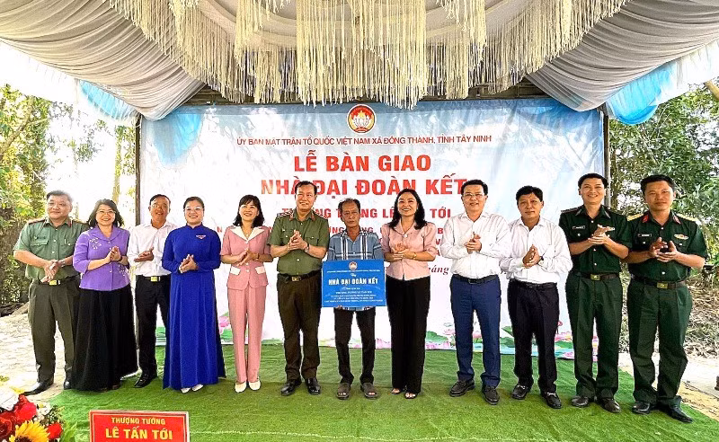 Thượng tướng Lê Tấn Tới, Ủy viên Trung ương Đảng, Chủ nhiệm Ủy ban Quốc phòng, An ninh và Đối ngoại của Quốc hội, cùng lãnh đạo Ủy ban Mặt trận Tổ quốc Việt Nam tỉnh Tây Ninh bàn giao nhà Đại đoàn kết cho người dân xã Đông Thành
