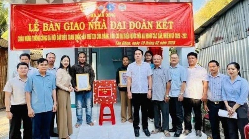 Tặng nhà Đại đoàn kết cho hộ nghèo đồng bào dân tộc Khmer trú tại biên giới Tân Đông.