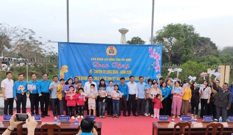 Lãnh đạo Mặt trận Tổ quốc Việt Nam và Liên đoàn Lao động tỉnh Tây Ninh trao vé xe nghĩa tình cho đoàn viên, người lao động về quê đón Tết