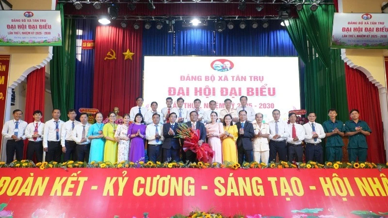 Đảng bộ, chính quyền và nhân dân xã Tân Trụ quyết tâm phát huy truyền thống đoàn kết, năng động, sáng tạo, phấn đấu hoàn thành thắng lợi các mục tiêu, nhiệm vụ đề ra, đảm bảo mọi người dân được thụ hưởng đầy đủ thành quả của sự phát triển.