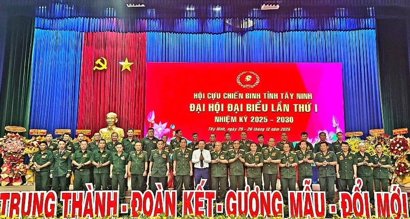 Những người lính Cụ Hồ anh dũng trong chiến đấu, kiên cường các sứ mệnh “giảm hộ nghèo, tăng hộ khá” trong hòa bình