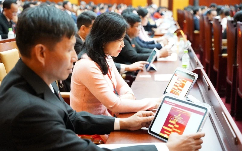 Đại biểu tra cứu Văn kiện Đại hội bằng iPad
