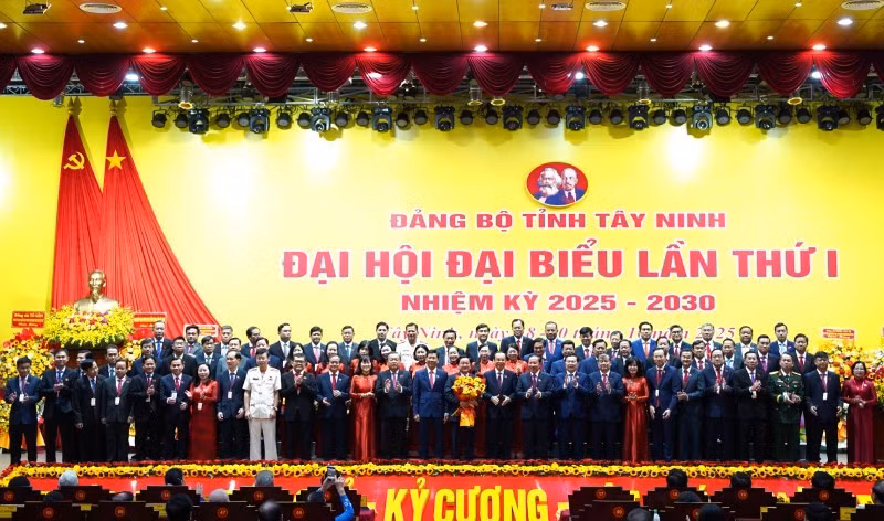 Ban Chấp hành Đảng bộ tỉnh Tây Ninh nhiệm kỳ 2025-2030 ra mắt Đại hội.