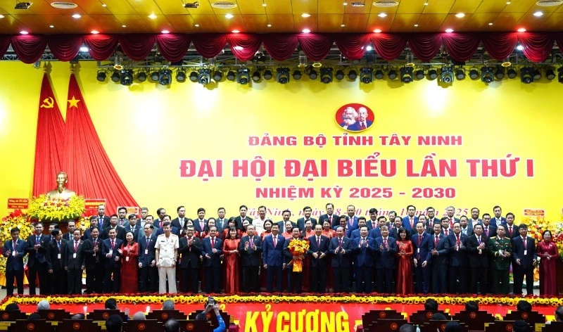 Ban Chấp hành Đảng bộ tỉnh Tây Ninh nhiệm kỳ 2025-2030 ra mắt Đại hội.