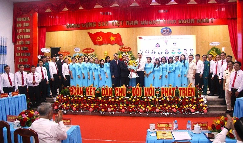 Rạch Kiến “Đoàn kết-Dân chủ-Đổi mới-Phát triển” xây dựng xã đạt chuẩn đô thị loại V