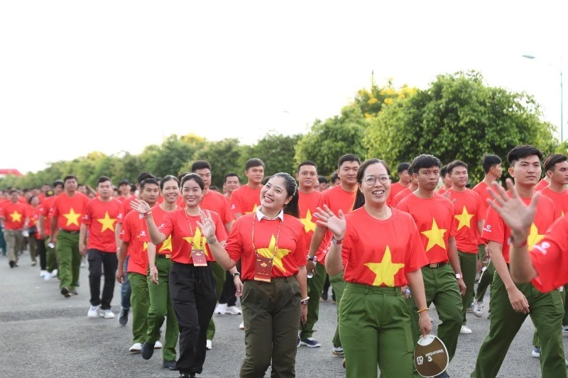 Hành trình đi bộ “Cùng Việt Nam tiến bước” do Công an tỉnh Tây Ninh phối hợp với Văn phòng Báo Nhân Dân tại Tây Ninh tổ chức diễn ra đồng loạt tại 96 xã, phường trên toàn tỉnh cùng một giờ cùng với cả nước là biểu tượng cho sự đoàn kết, đồng lòng và khát vọng phát triển.