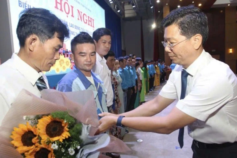 Đồng chí Nguyễn Mạnh Hùng, Ủy viên Trung ương Đảng, Phó Bí thư Thường trực Tỉnh ủy Tây Ninh tặng bằng khen cho công nhân lao động tiêu biểu