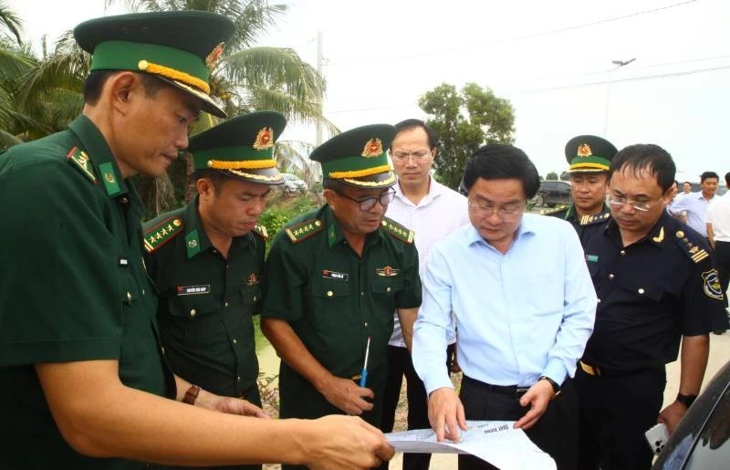 Bí thư Tỉnh ủy Tây Ninh Nguyễn Văn Quyết đi khảo sát tình hình phát triển kinh tế-xã hội và công tác phòng thủ khu biên giới Tây Ninh