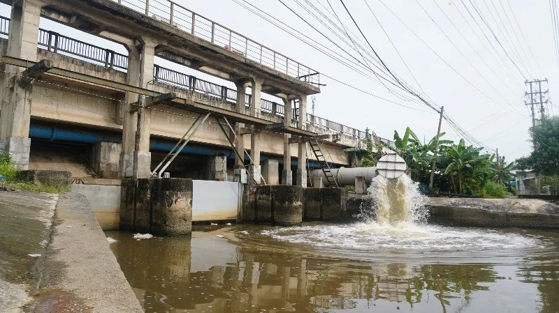 Trung tâm Thủy lợi và Nước sạch tỉnh Tây Ninh đang quản lý 51 cống và 8 trạm bơm phục vụ hơn 13.000 hecta đất canh tác