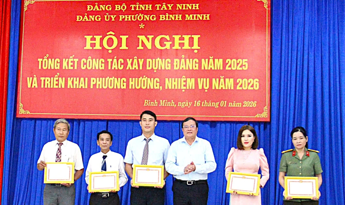 Chủ tịch Ủy ban nhân dân tỉnh Lê Văn Hẳn chúc mừng các chi bộ đạt tiêu chuẩn Hoàn thành xuất sắc nhiệm vụ tiêu biểu năm 2025