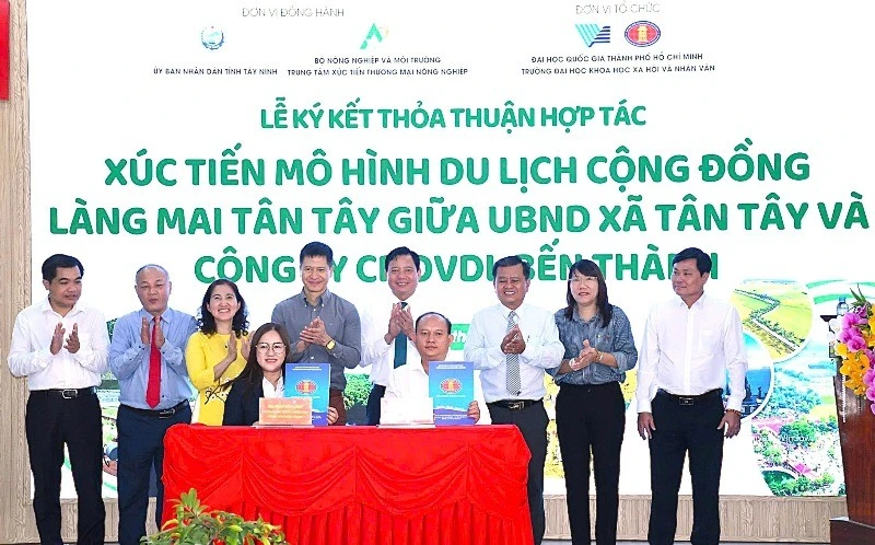 Tân Tây ký kết thỏa thuận xúc tiến mô hình du lịch cộng đồng làng mai Tân Tây với doanh nghiệp