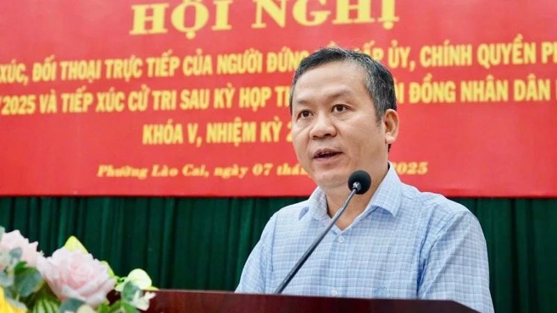 Bí thư Đảng uỷ phường Lào Cai Nguyễn Quốc Huy tiếp xúc cử tri.