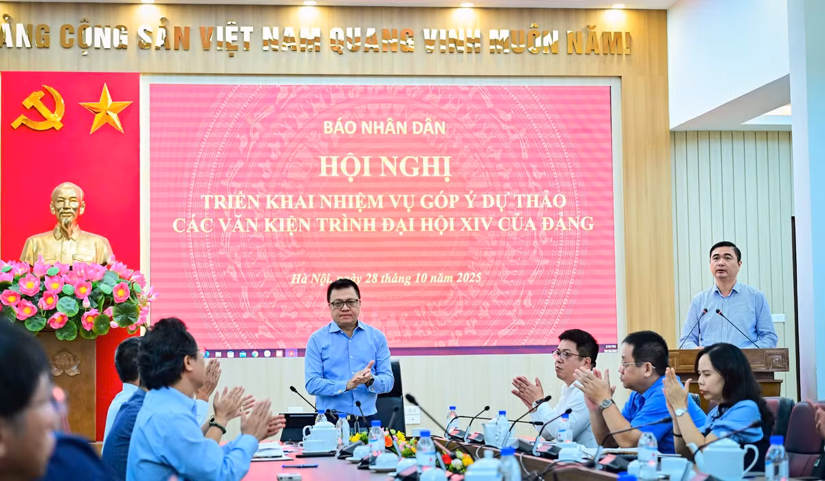 Đồng chí Lê Quốc Minh, Ủy viên Trung ương Đảng, Bí thư Đảng ủy, Tổng Biên tập Báo Nhân Dân, Phó Trưởng Ban Tuyên giáo và Dân vận Trung ương, Chủ tịch Hội Nhà báo Việt Nam chủ trì hội nghị. (Ảnh: BẢO LONG)