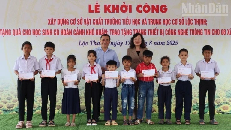 Lãnh đạo tỉnh Đồng Nai tặng quà cho học sinh nghèo học giỏi tại lễ khởi công xây dựng vật chất Trường tiểu học và Trung học cơ sở Lộc Thịn