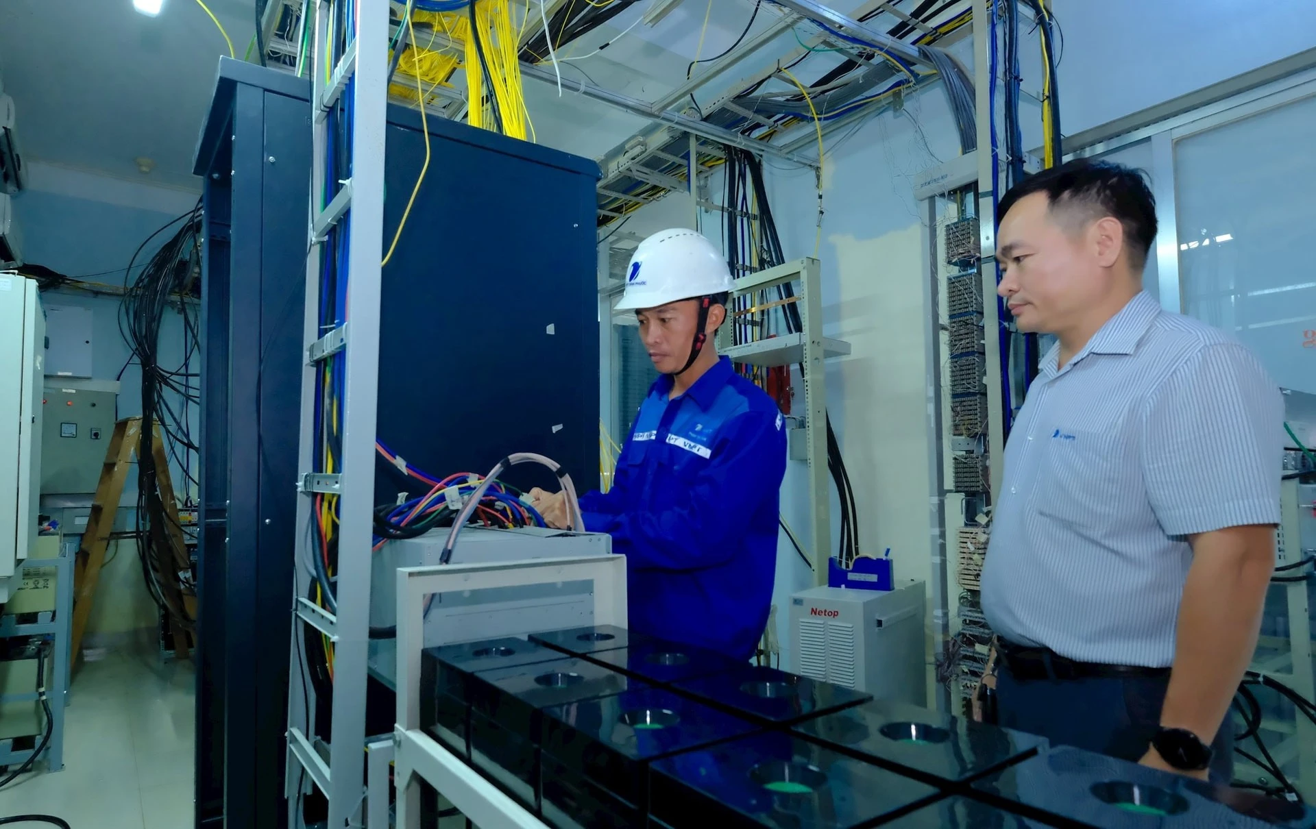 Kỹ thuật nhà mạng VNPT kiểm tra định kỳ các trạm BTS ở biên giới