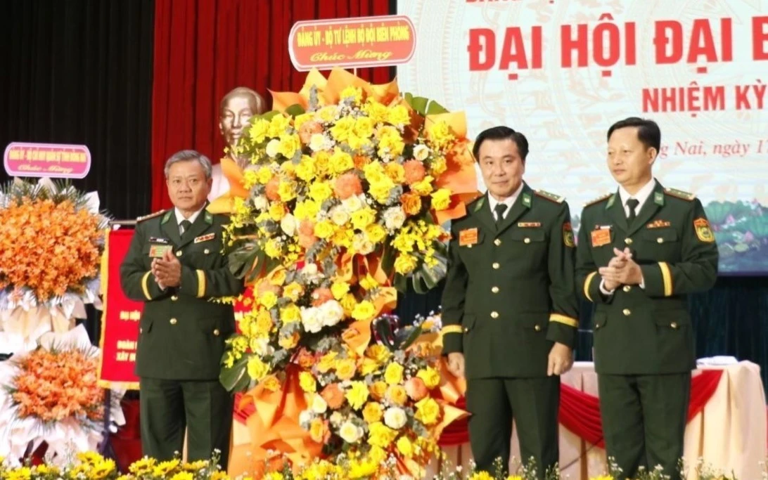 Thừa ủy quyền của thủ trưởng Đảng ủy Bộ Tư lệnh Bộ đội Biên phòng, Đại tá Bùi Văn Vũ, Phó Chủ nhiệm Chính trị Bộ đội Biên phòng tặng hoa chúc mừng Đại hội.