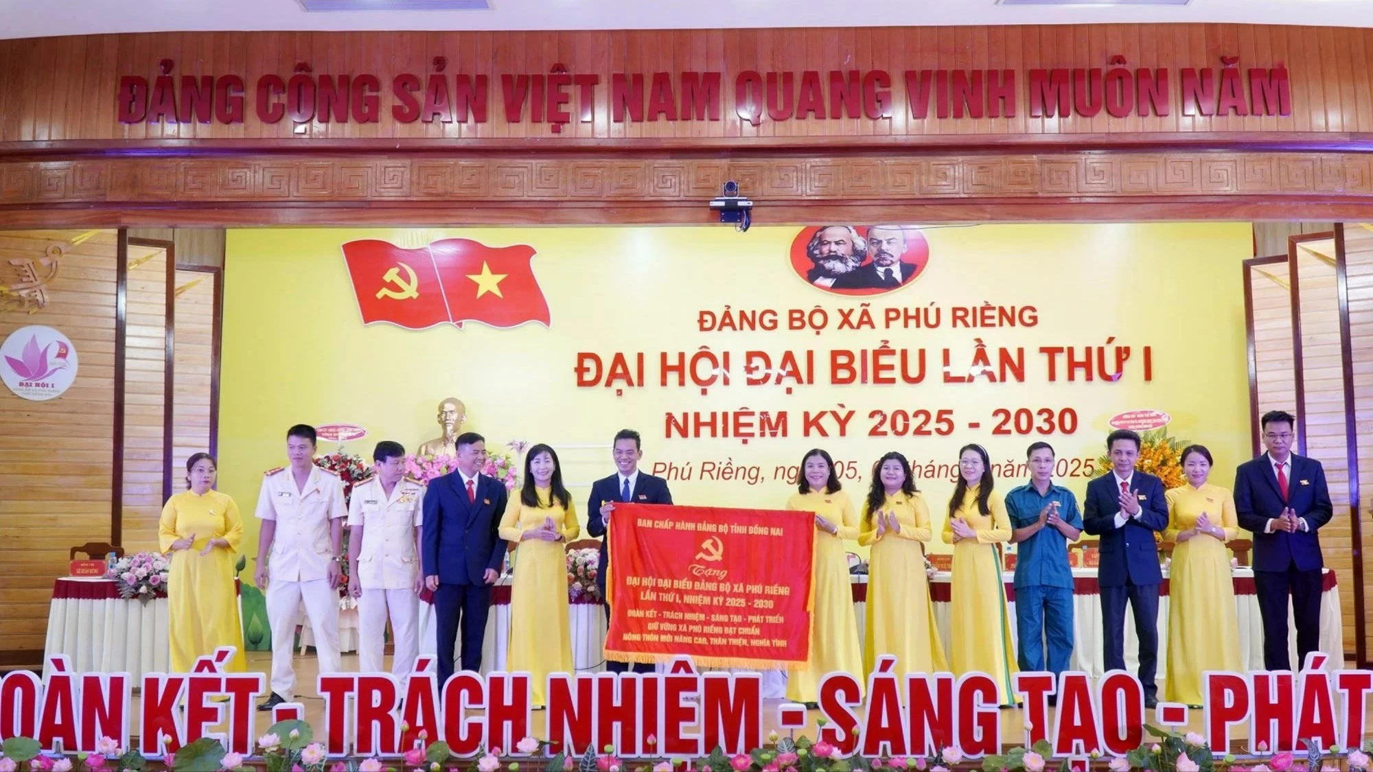 Lãnh đạo tỉnh Đồng Nai tặng cờ chúc mừng Đại hội