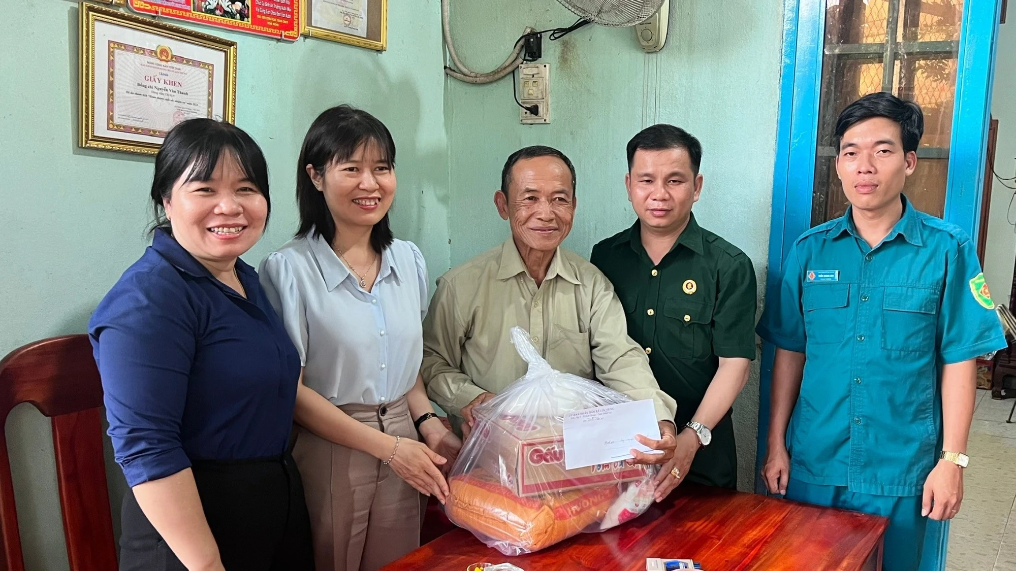 Lãnh đạo xã Lộc Hưng, tỉnh Đồng Nai thăm gia đình có công với cách mạng