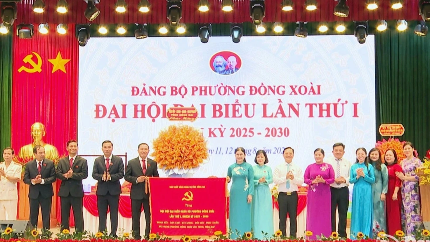 Lãnh đạo tỉnh Đồng Nai tặng hoa và cờ chúc mừng Đại hội