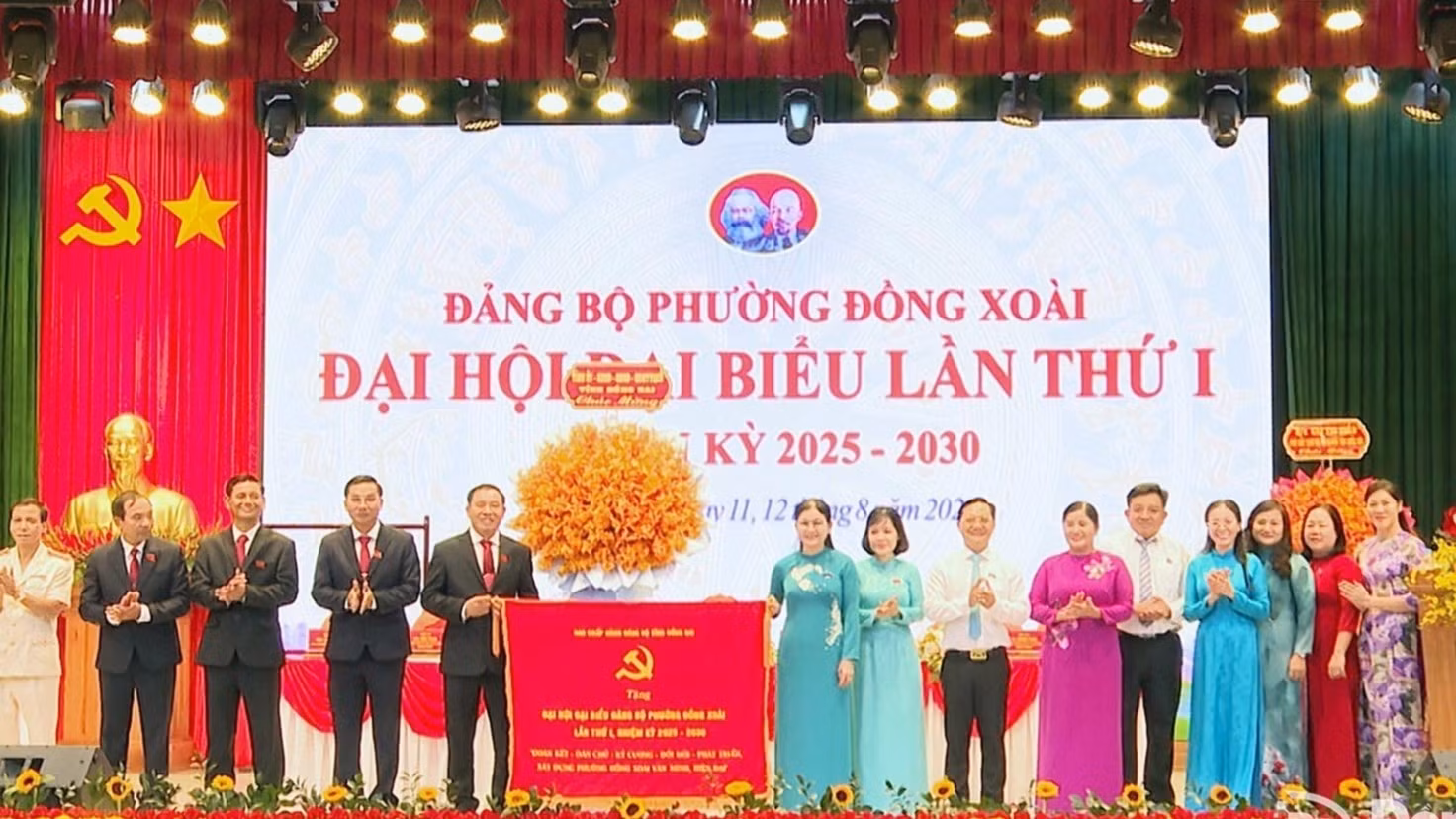 Lãnh đạo tỉnh Đồng Nai tặng hoa và cờ chúc mừng Đại hội