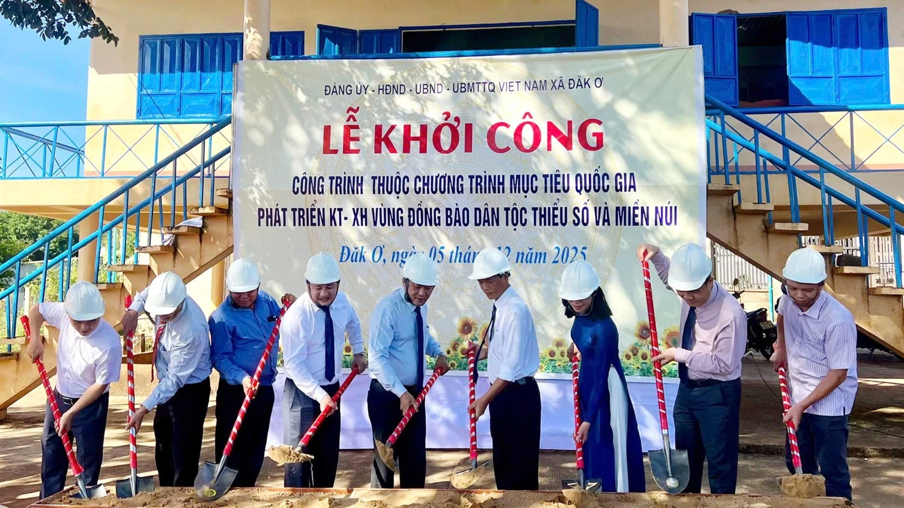 Các đại biểu thực hiện nghi thức khởi công xây dựng, sửa chữa, cải tạo cơ sở vật chất trường Trung học cơ sở Đắk Ơ, tỉnh Đồng Nai