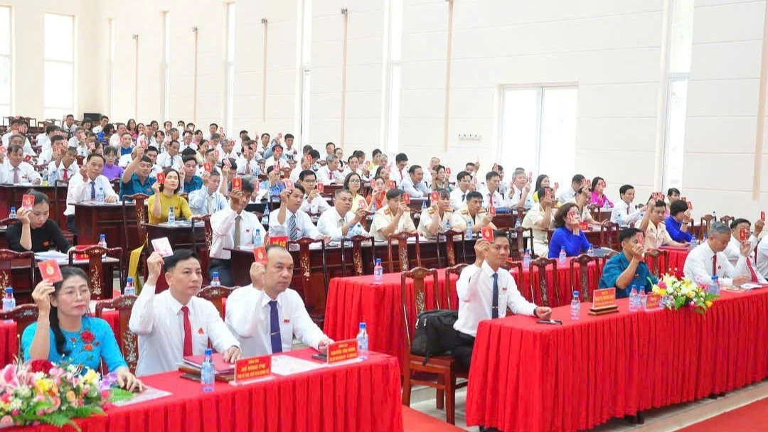 Các đại biểu dự Đại hội biểu quyết thông qua Nghị quyết