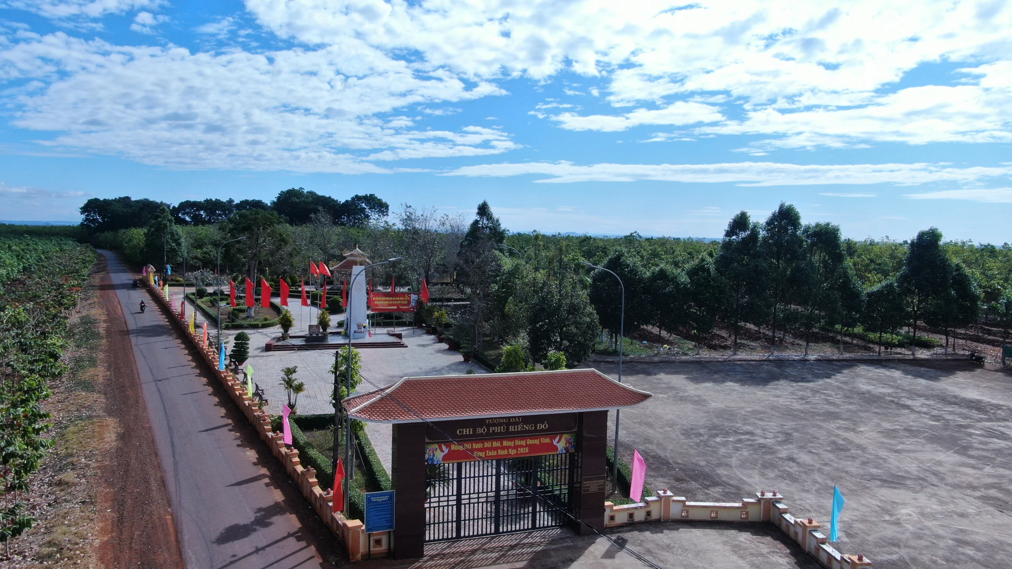 Khuôn viên Tượng đài Phú Riềng Đỏ, được công nhận di tích lịch sử-văn hóa quốc gia năm 1999.