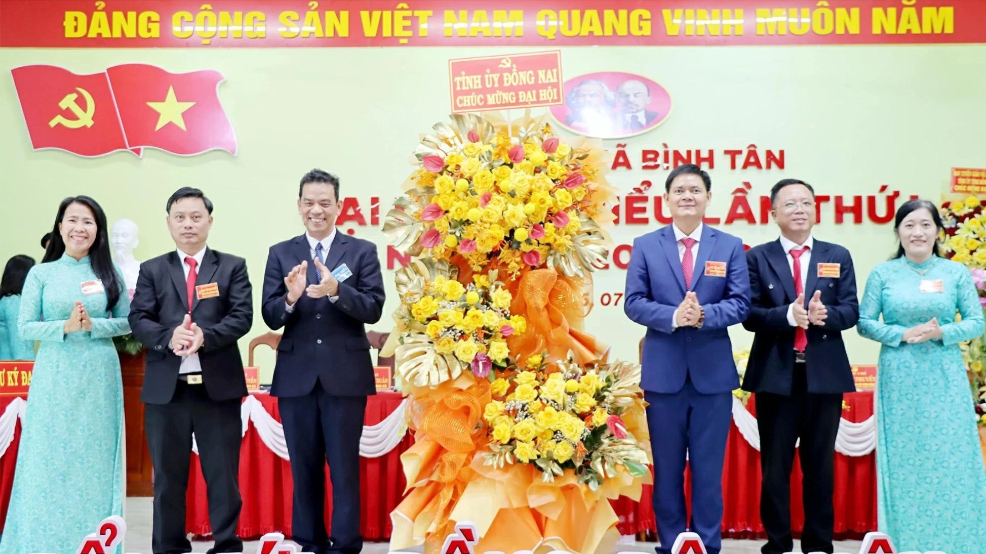 Lãnh đạo tỉnh Đồng Nai tặng hoa chúc mừng Đại hội