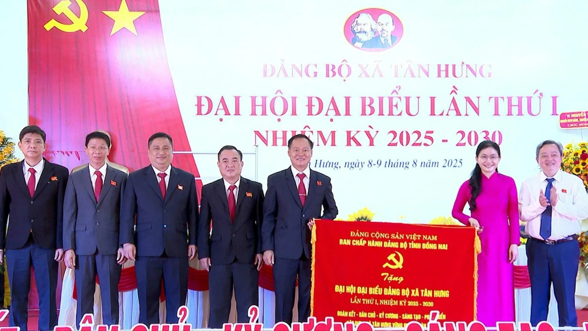 Lãnh đạo tỉnh Đồng Nai tặng cờ chúc mừng Đại hội đại biểu Đảng bộ xã Tân Hưng nhiệm kỳ 2025-2030 