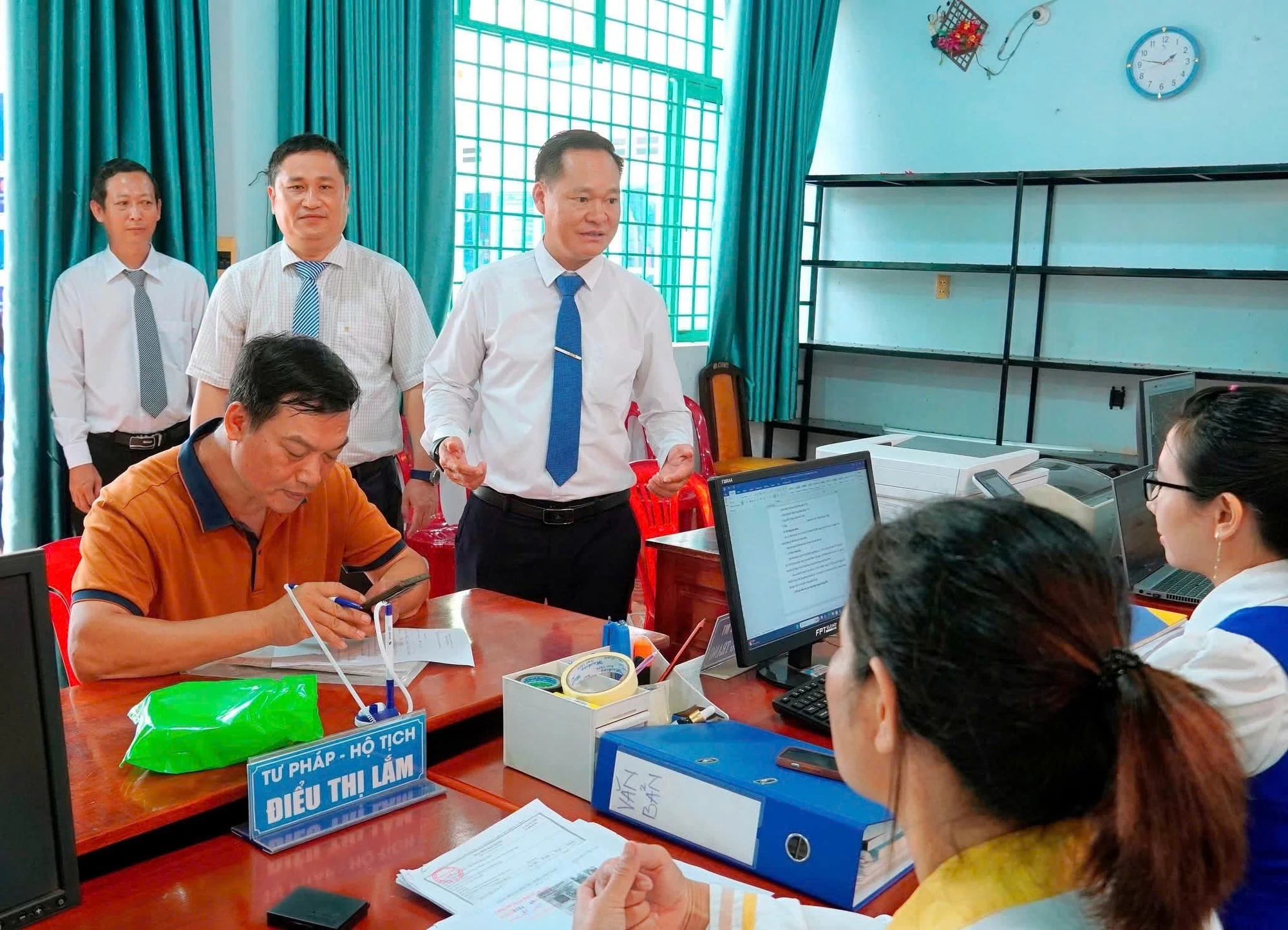 Lãnh đạo xã Tân Hưng kiểm tra bộ phận giải quyết thủ tục hành chính cho nhân dân