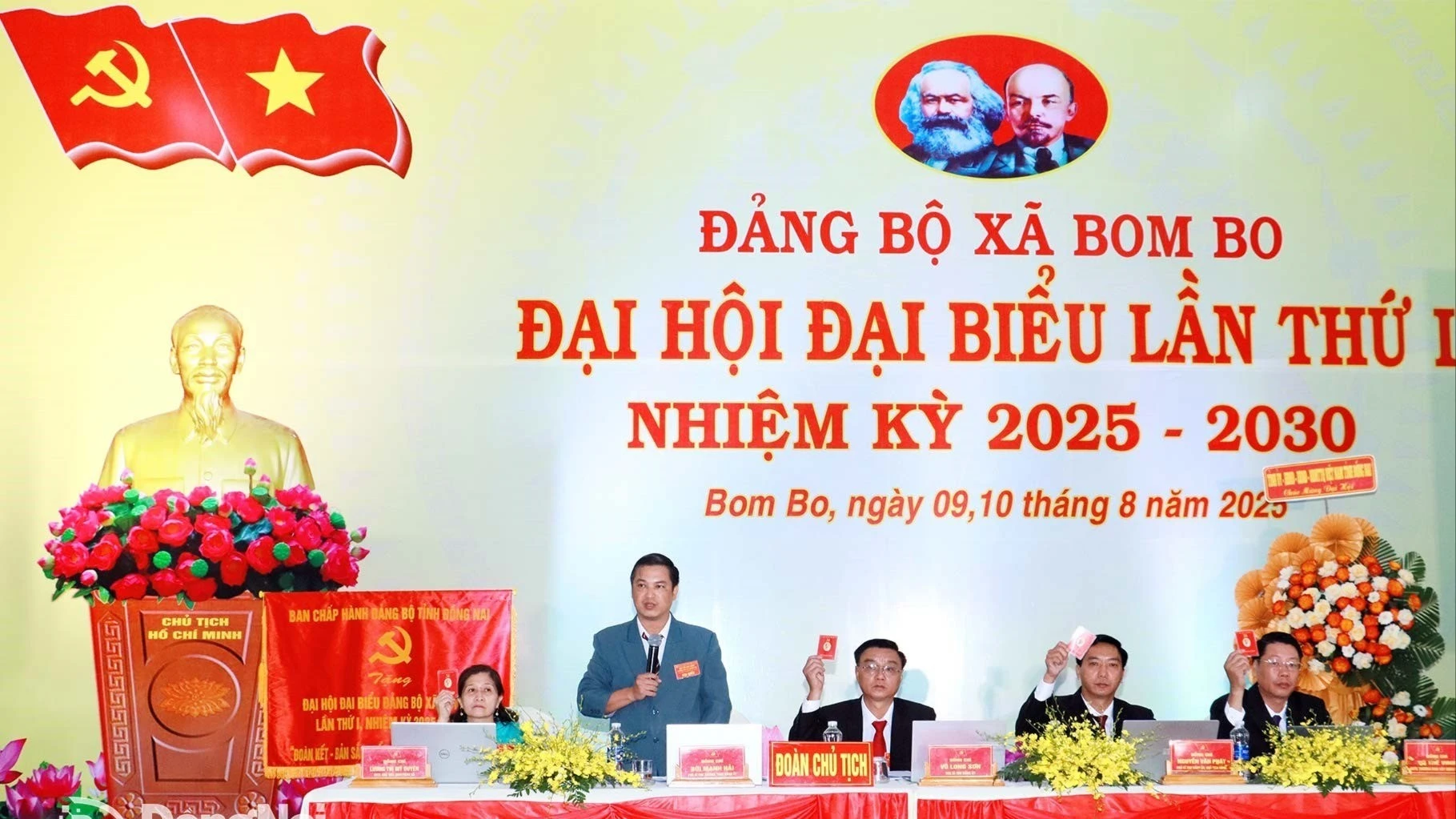 Các đại biểu thông qua nghị quyết Đại hội