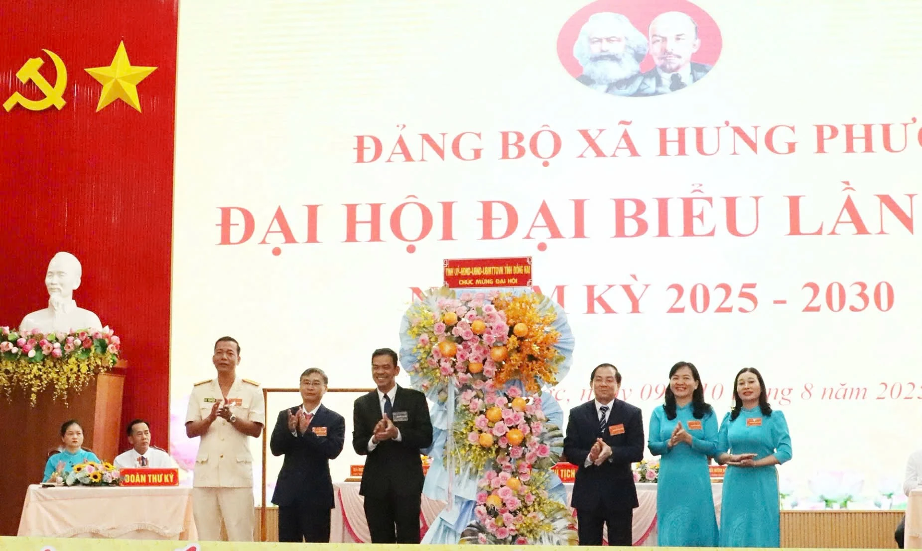 Lãnh đạo tỉnh Đồng Nai tặng hoa chúc mừng Đại hội