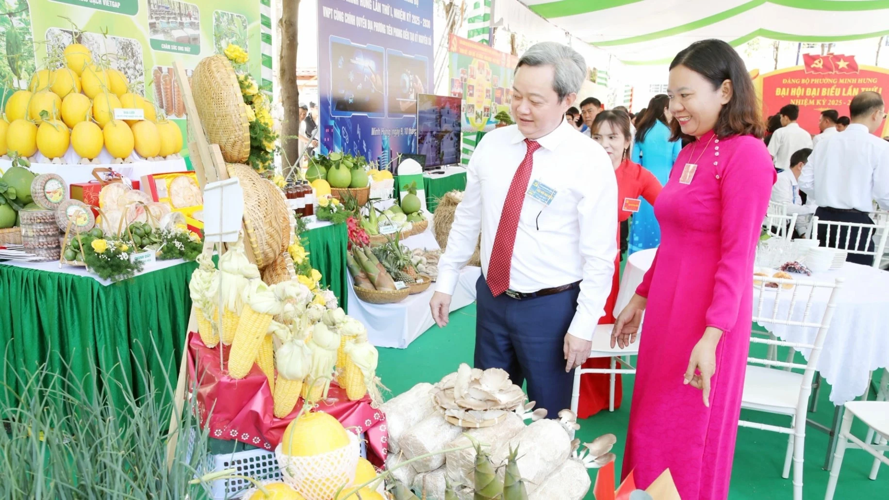 Các đại biểu tham quan sản phẩm nông nghiệp của phường Minh Hưng