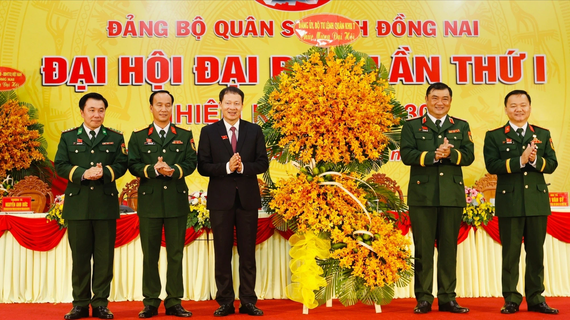 Thiếu tướng Lê Xuân Thế, Phó Bí thư Đảng ủy, Tư lệnh Quân khu 7 tặng hoa chúc mừng Đại hội đại biểu Đảng bộ Quân sự tỉnh Đồng Nai.