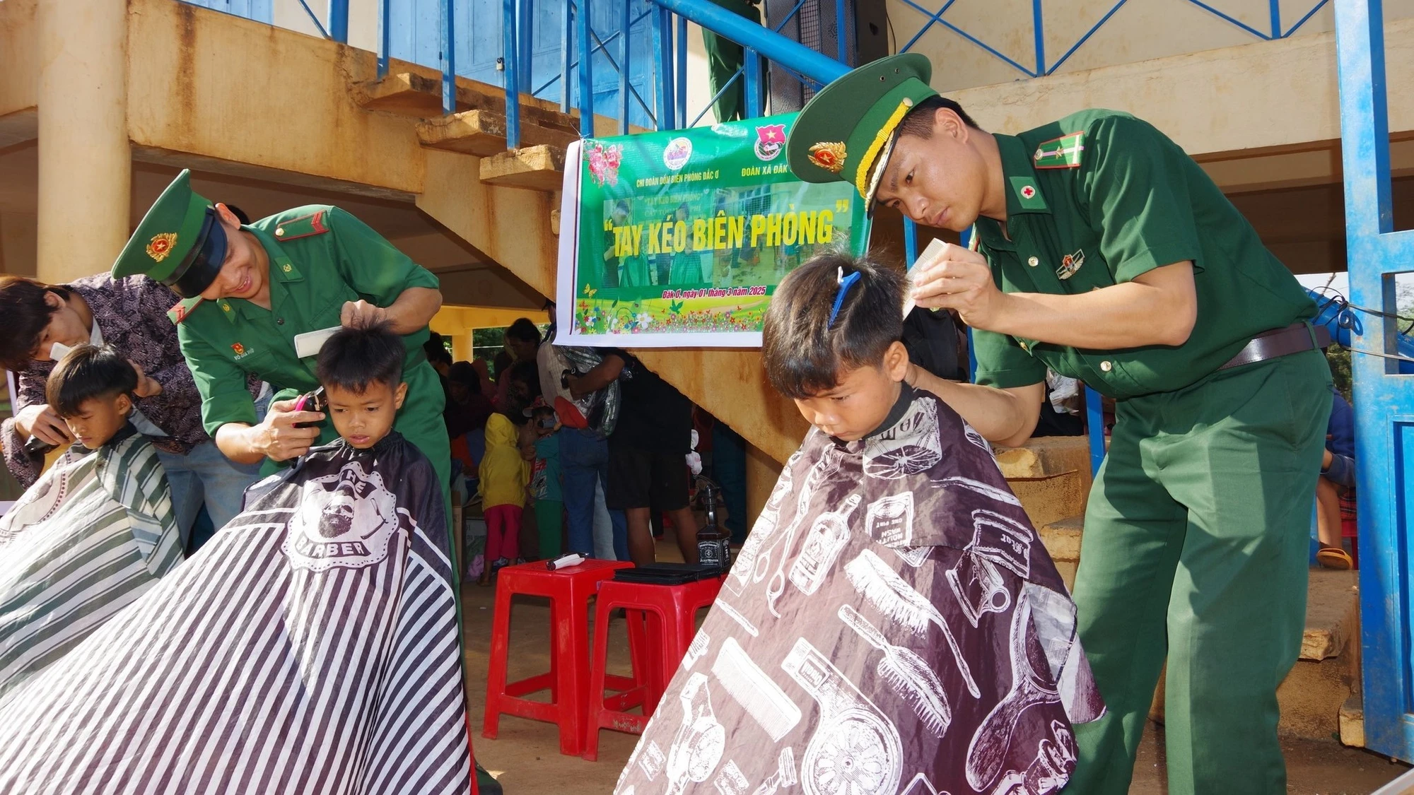 Cán bộ, chiến sĩ Đồn biên phòng Đắk Ơ triển khai Chương trình "Tay kéo biên phòng"