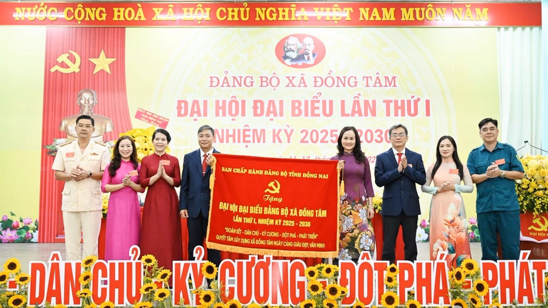 Đại diện lãnh đạo tỉnh Đồng Nai tặng cờ và hoa chúc mừng Đại hội