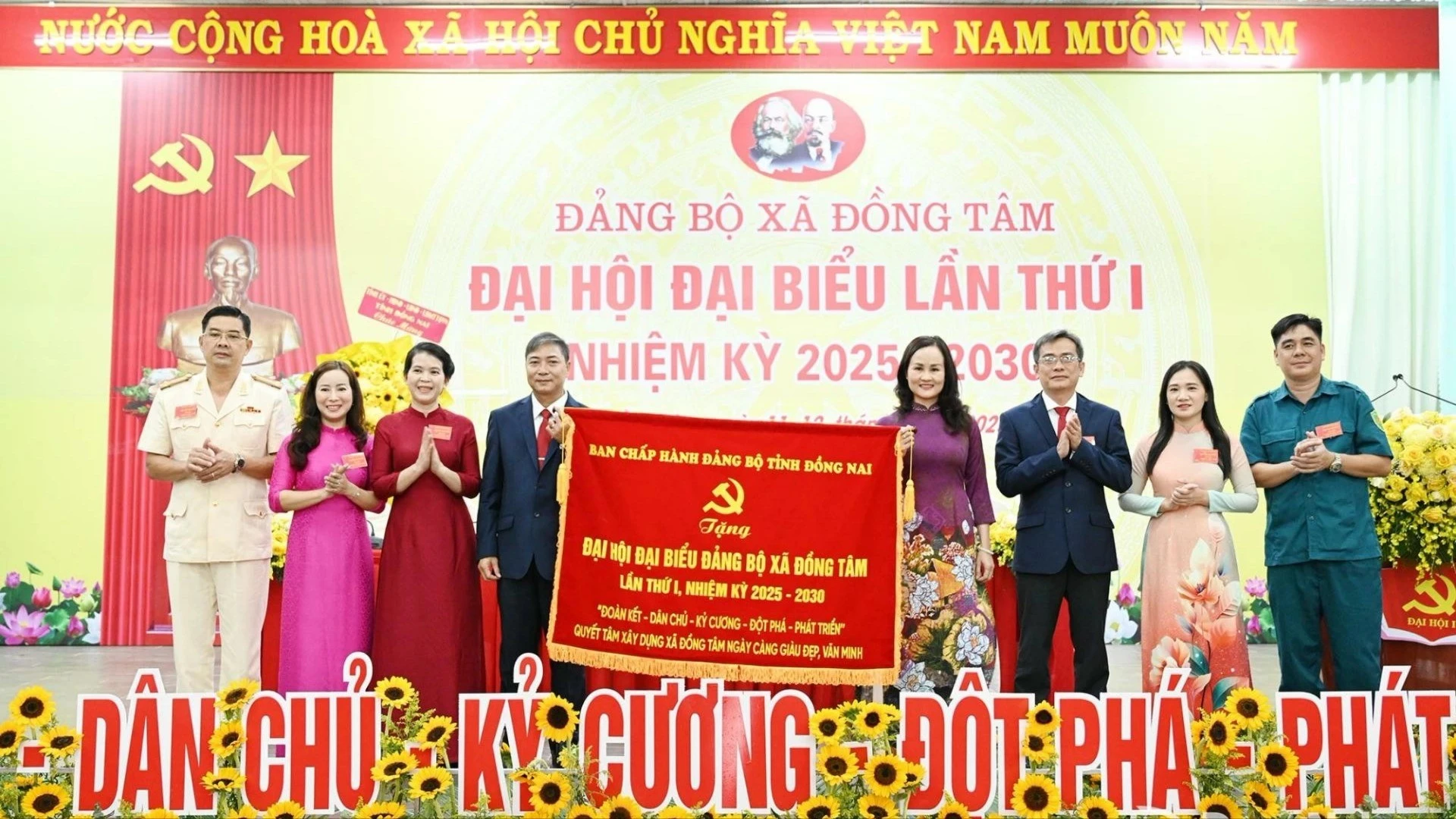 Đại diện lãnh đạo tỉnh Đồng Nai tặng cờ và hoa chúc mừng Đại hội